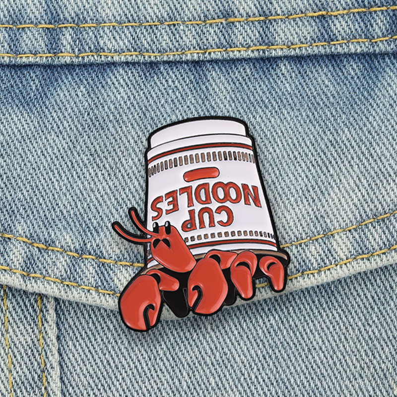 Zinc Food Snacks - Spilla smaltata Lobster Cup Noodles, spilla